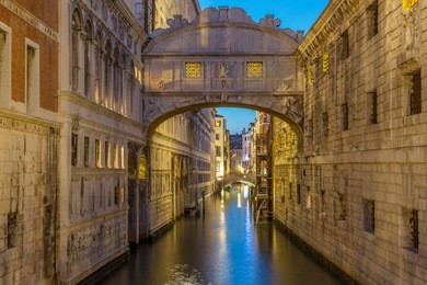 bridge of sighs ponte dei sospiri illumitaed at blue hour sunset night in venice, italy. famous landmark.