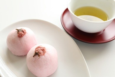 japanese steamed sweet bun and green tea