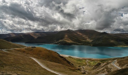 amazing dramatic autumn landscape with yamdrok lake (yamdrok yumtso), one of the three largest tibetan sacred lakes, view from the gamta pass
