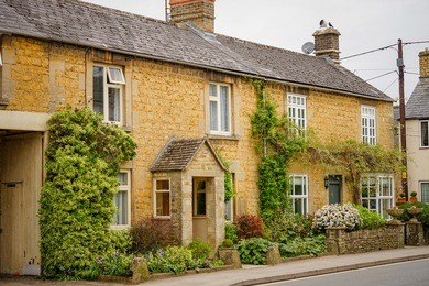 cotswold stone cottage in bourton on the water
