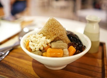 bao bing (taiwanese shaved ice dessert)