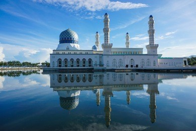 kota kinabalu floating mosque in sabah borneo, malaysia. most famous landmark and tourist attraction in sabah,malaysia.