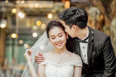 asian couples are whispering and tell some sweet wording with smiling faces.