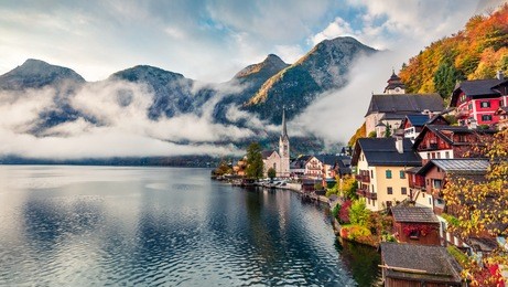 foggy autumn scene of hallstatt lake. splendid morning view of hallstatt village, in austria's mountainous salzkammergut region, austria. beauty of countryside concept background.