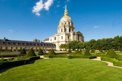 les invalides is a complex of museum and tomb in paris,napoleon's remains bury in here.