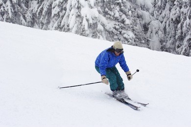 woman skiing
