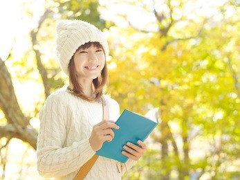 asian woman reading the book