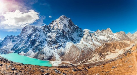 valley of himalayan mountains with mountain lake on track to everest base camp. high mountains with snow-capped peaks. khumbu valley, sagarmatha national park, nepal. beautiful mountain landscape.
