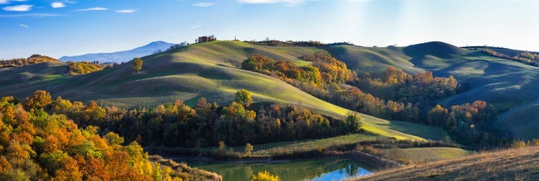 idyllic rural landscapes and picturesque rolling hills of tuscany in autumncolors. italy