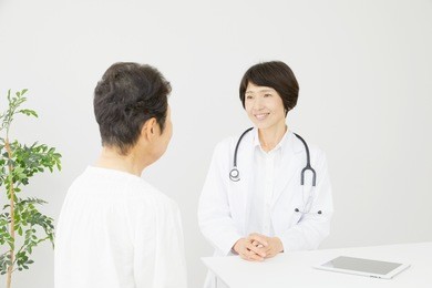 asian doctor talking to the patient