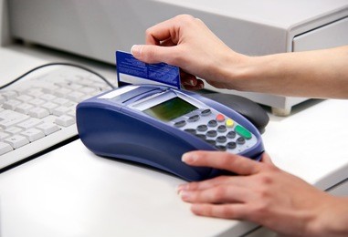 moment of payment with a credit card through terminal