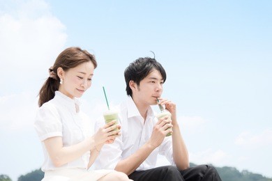 couple drinking a take-away drink