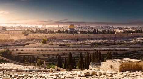 mount of olives and the old jewish cemetery in jerusalem, israel. panoramic view of the old town, muslim quarter and temple mount. dome of the rock.