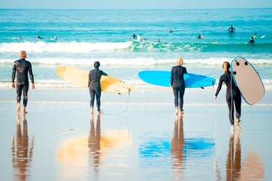 surf beginners going to surf 