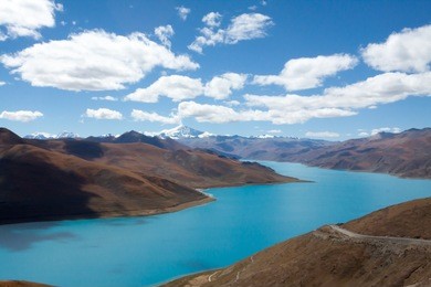 the yamdrok yumtso lake,tibet,
yamdroog is the fifth largest lake in the tibet autonomous region and the largest inland brackish lake in southern tibet.