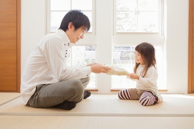 japanese girl to pass the gift