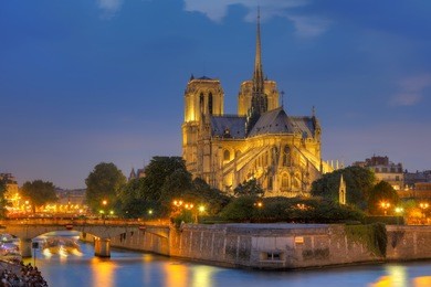 notre dame de paris at night