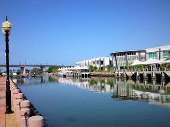 sight seeing a long the malacca river
