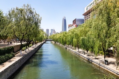 the city moat that runs around the old city of jinan, connecting daming lake, quancheng square and the famous baotou spring