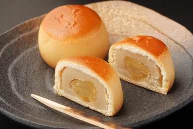 kurimanju, one of traditional japanese confectioneries, is a type of manju