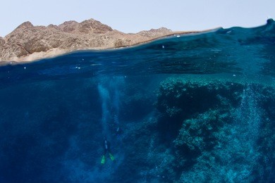 the blue hole in dahab: half mountains half ocean with divers