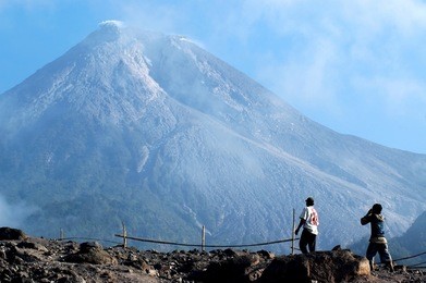 hiking to mount merapi