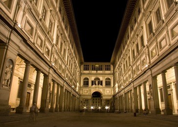 the uffizi gallery by night