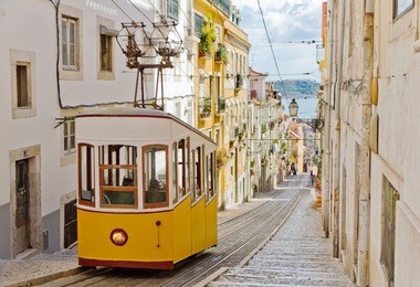 lisbon's gloria funicular classified as a national monument opened 1885 located on the west side of the avenida da liberdade connects  downtown with bairro alto.