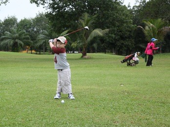 4 years old boy playing golf  thailand
