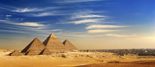 egypt. cairo - giza. general view of pyramids and cityskape from the giza plateau (on front side: three pyramids known as queens' pyramids; next: the pyramid of menkaure, khafre and chufu)