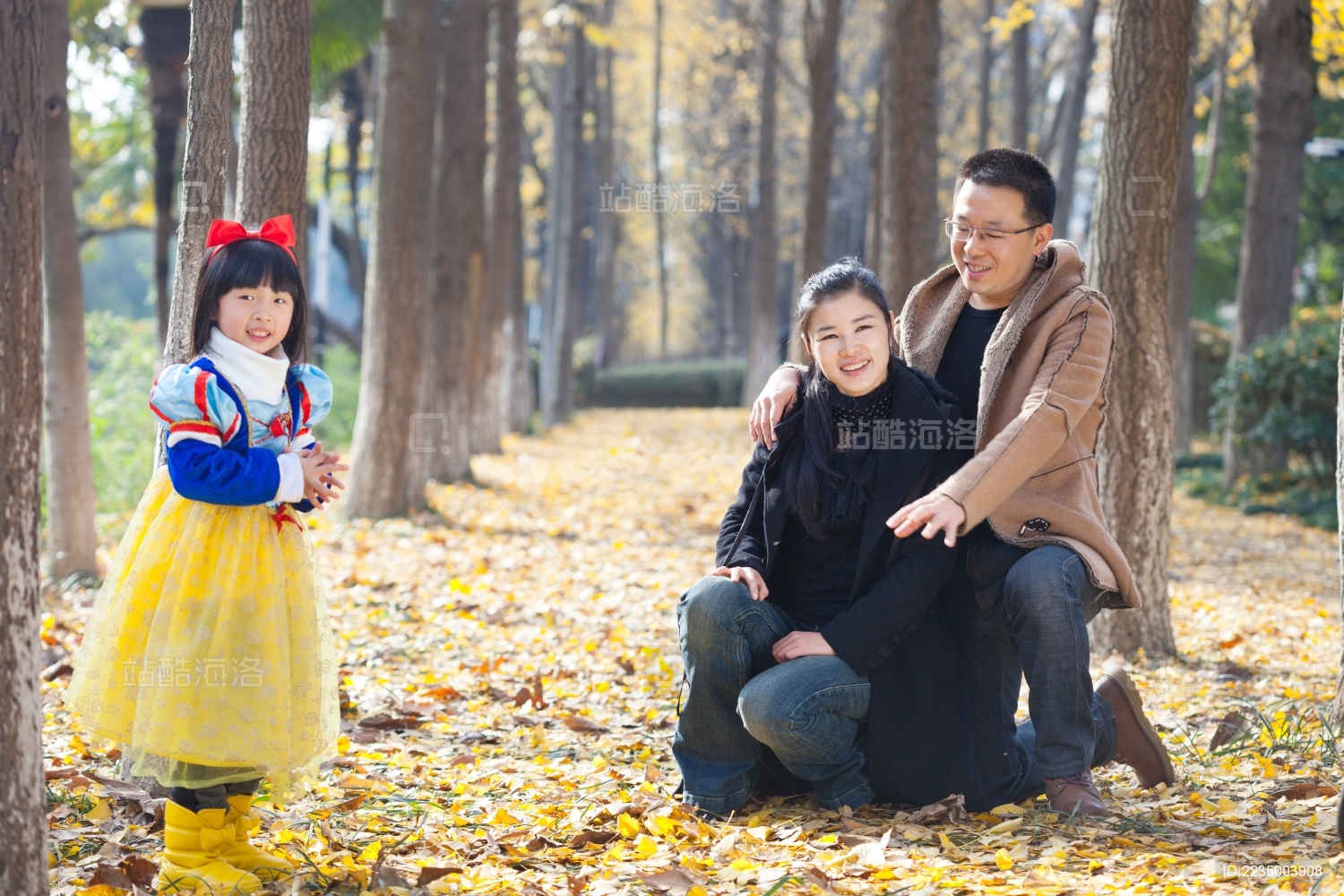 幸福的家庭和睦肖像在森林里 父亲 母亲和女儿。