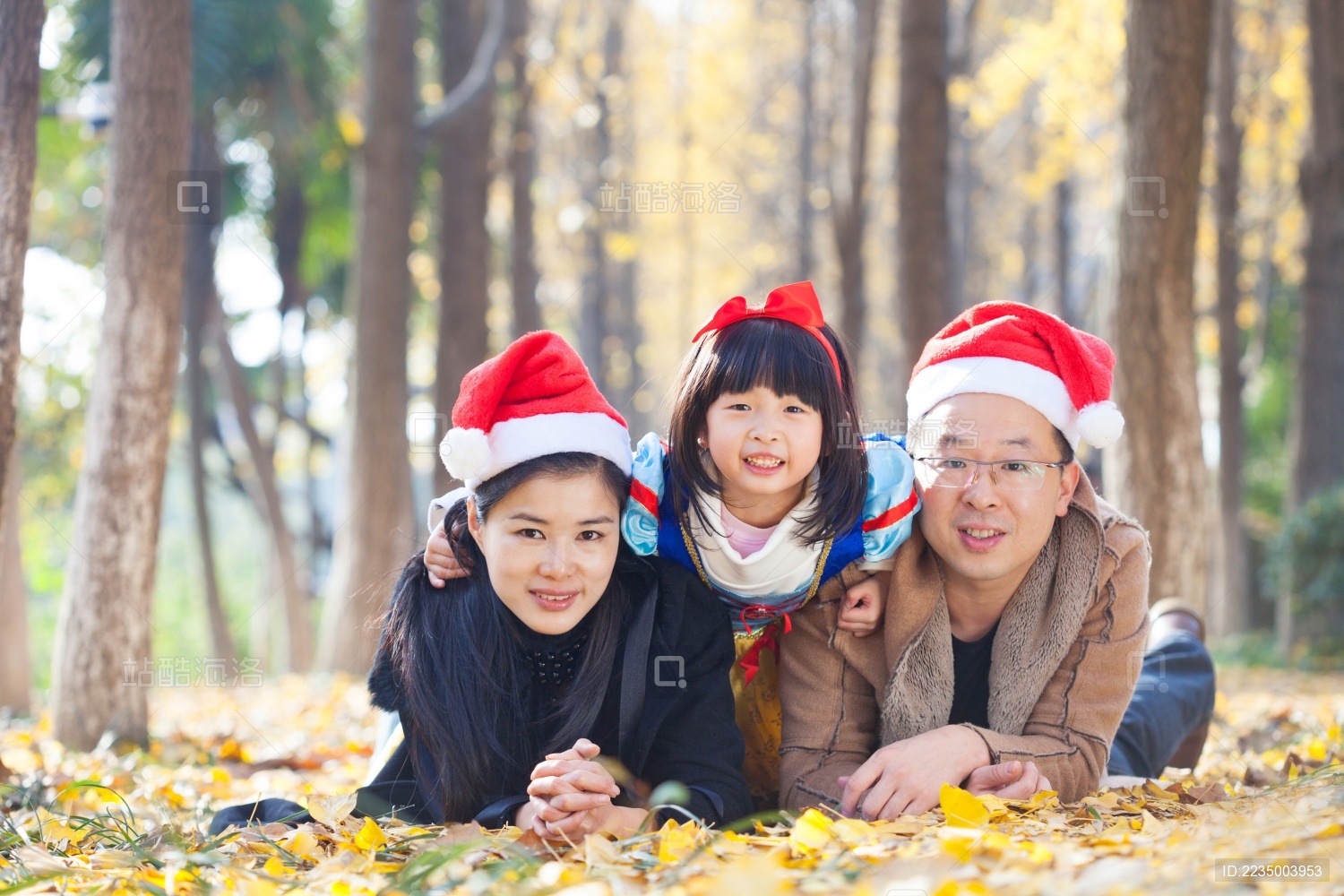幸福的家庭和睦肖像在森林里 父亲 母亲和女儿。
