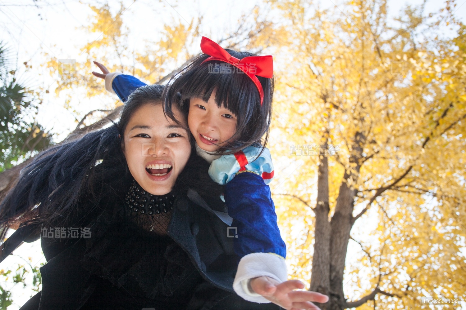 母亲和女儿幸福和睦的户外森林