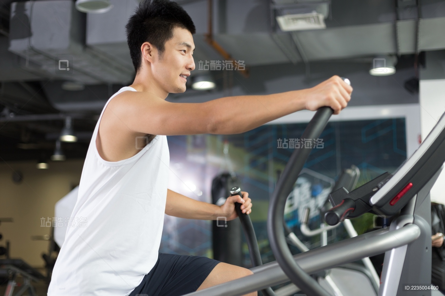 人们在现代的健身房锻炼身体