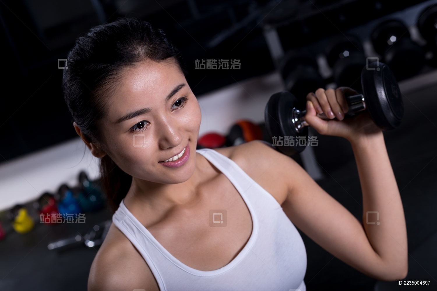 人们在现代的健身房锻炼身体