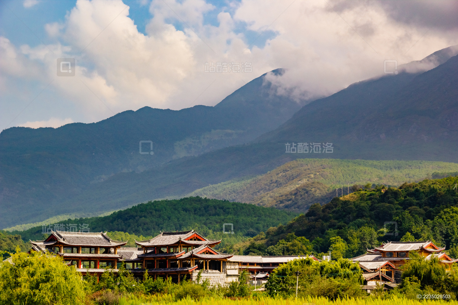 云南丽江拉市海的山