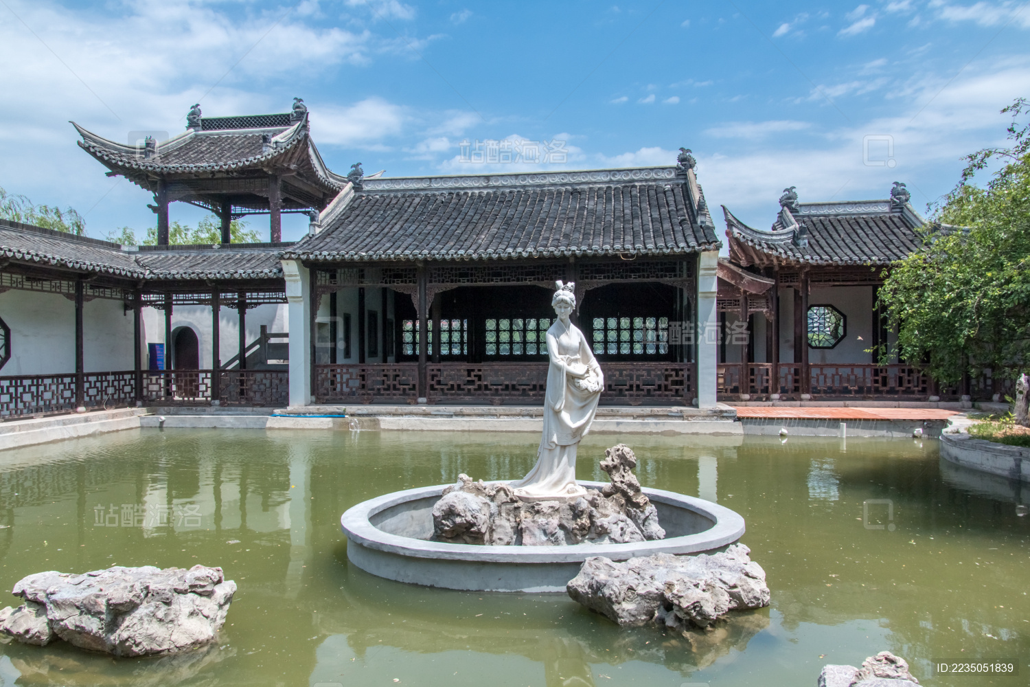 中国江苏省南京市莫愁湖公园莫愁女人物雕像建筑