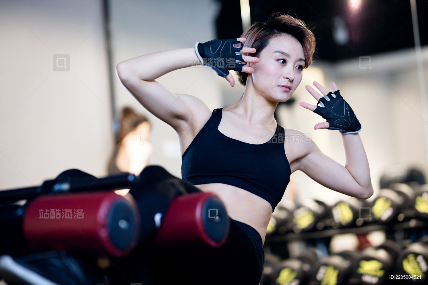 一名年轻女性在健身房做仰卧起坐