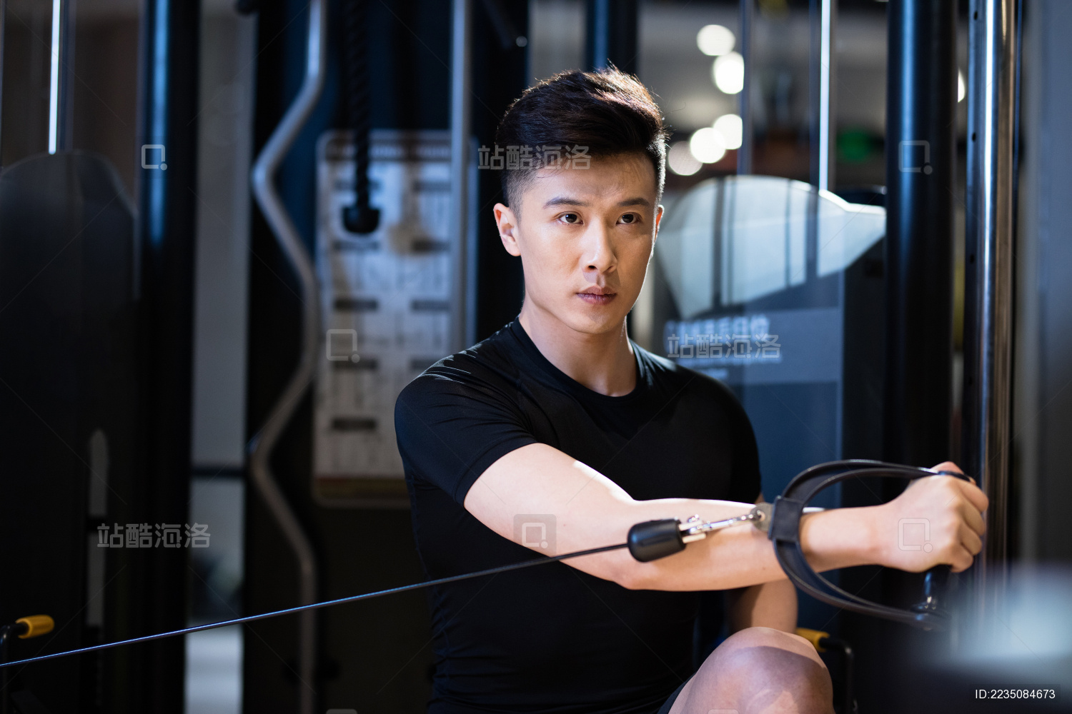 一男子在健身房做力量训练