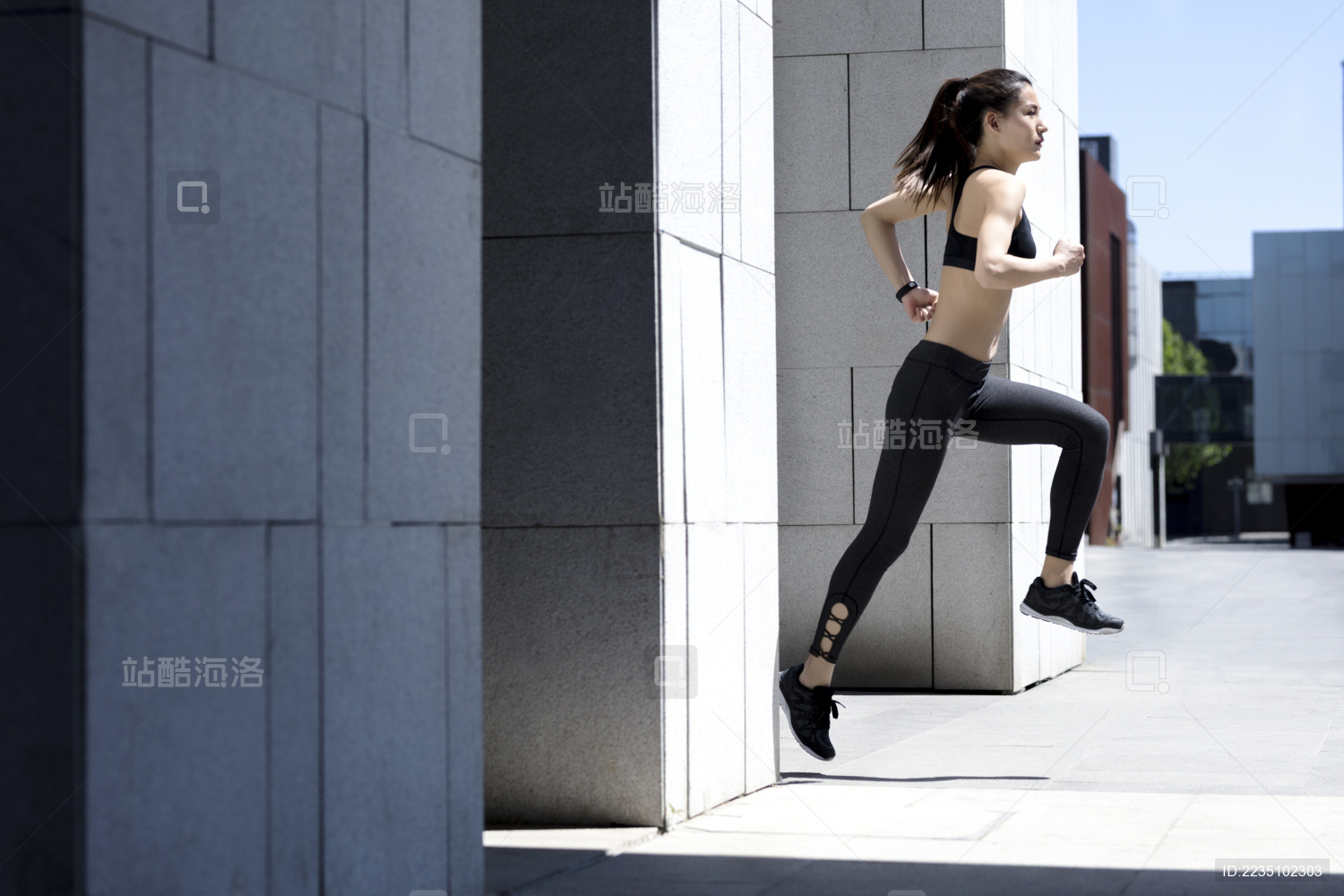 跑步中的年轻女子