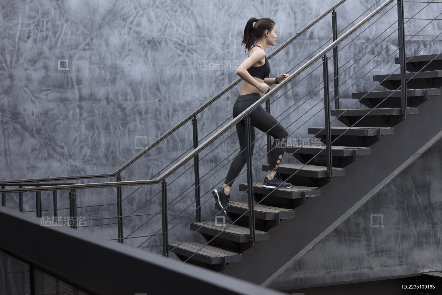 年轻女子在户外跑步