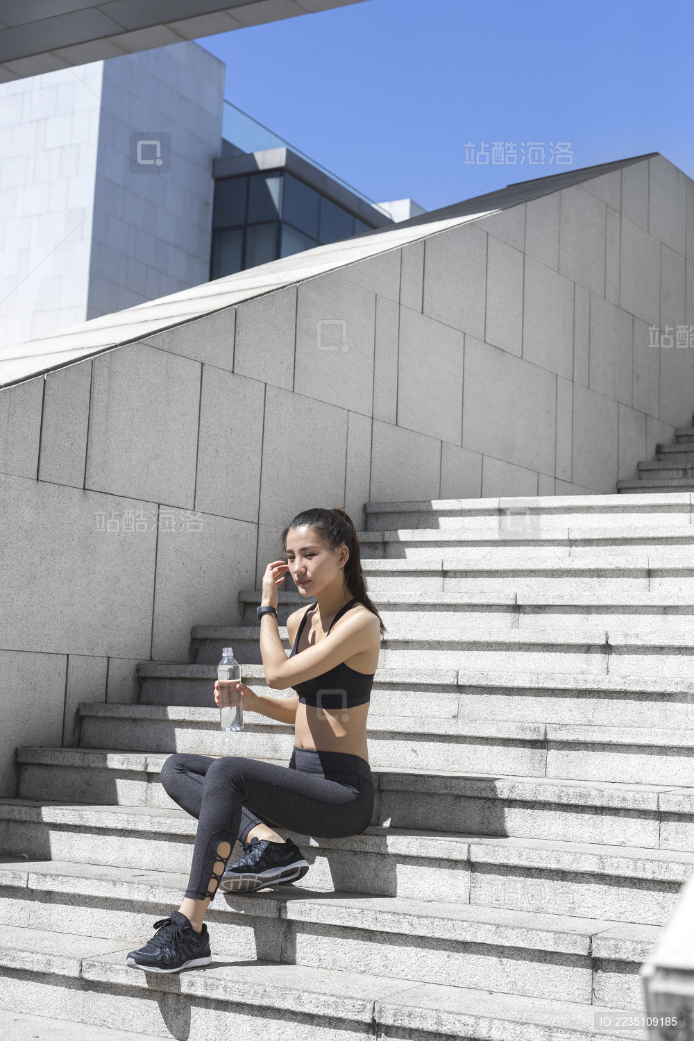 年轻女子在户外锻炼休息