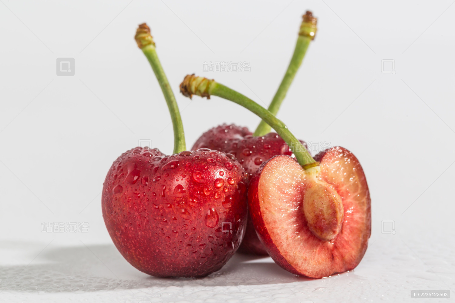 表面有水珠的烟台樱桃带剖面