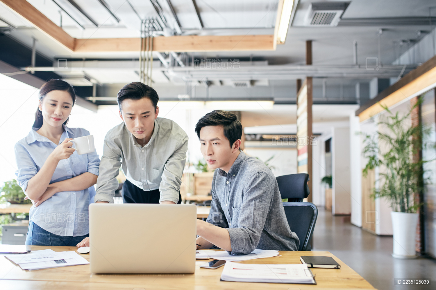 商务男士在讨论工作