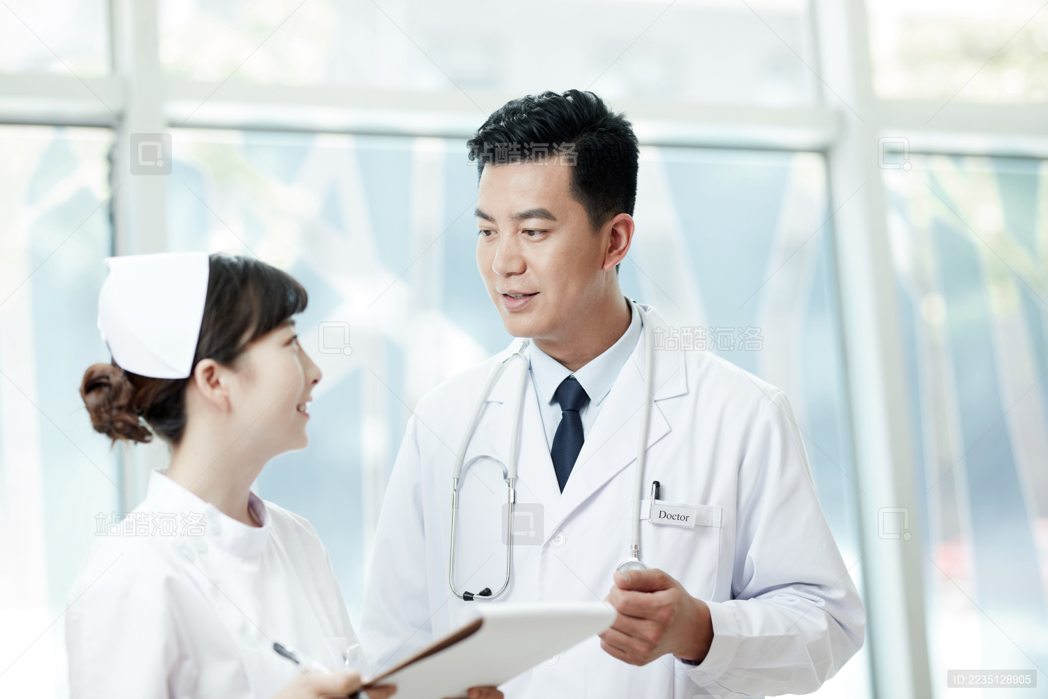 医生和护士在交谈