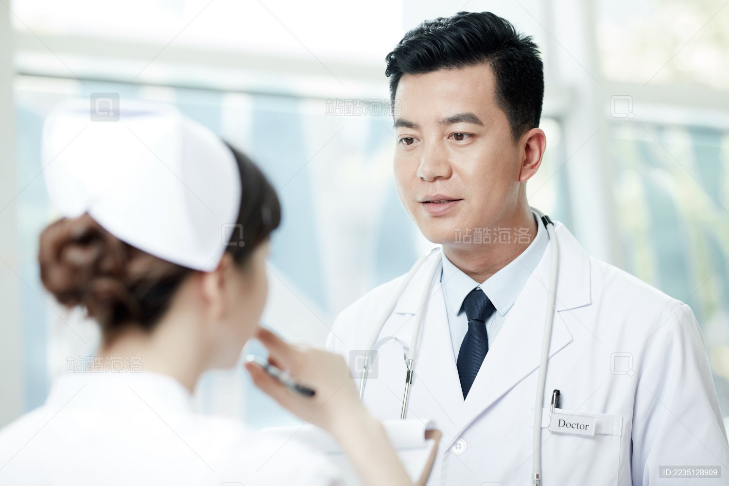 医生和护士在交谈