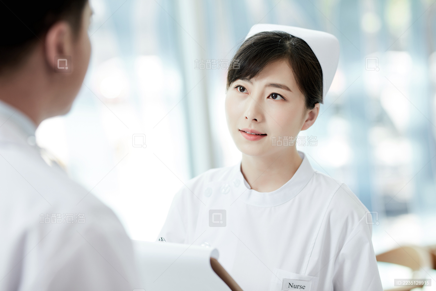 医生和护士在交谈