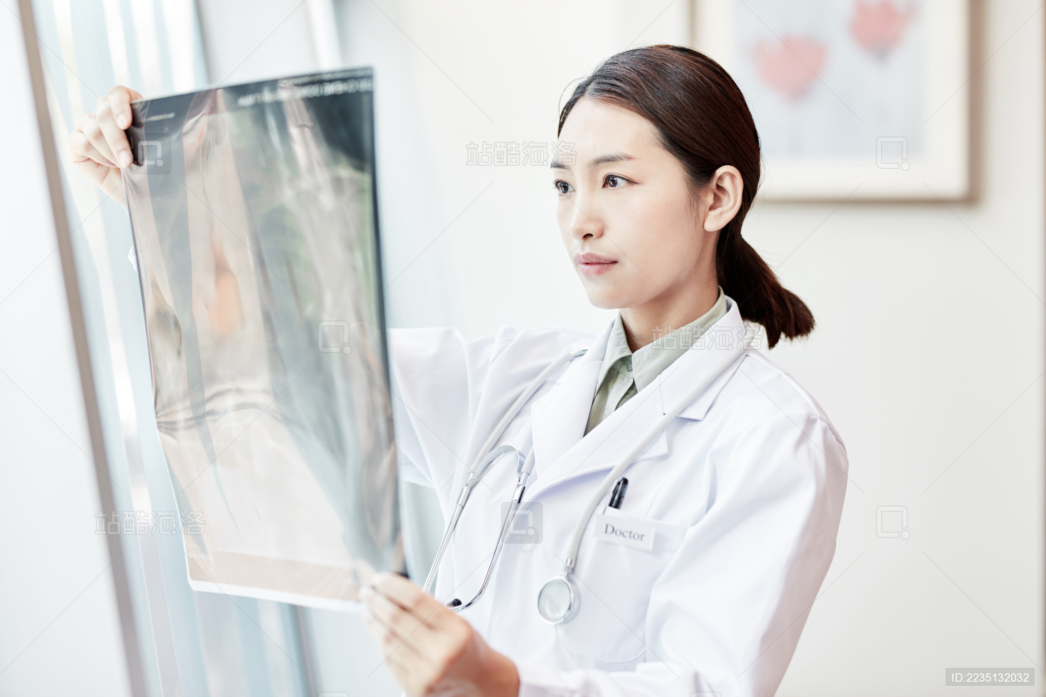 女医生在看x光片