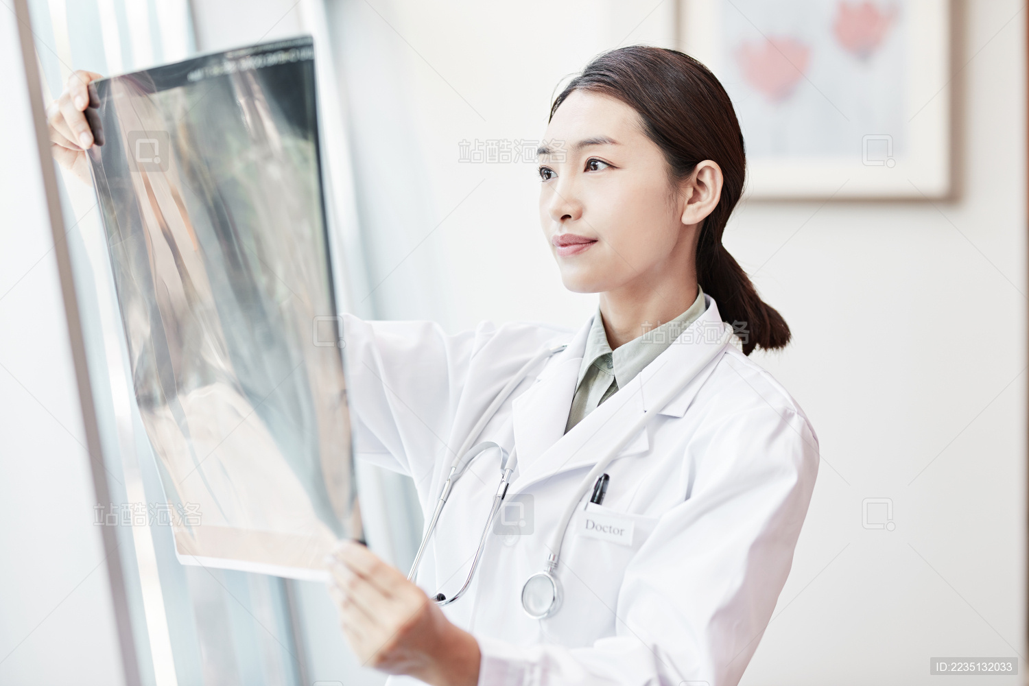 女医生在看x光片
