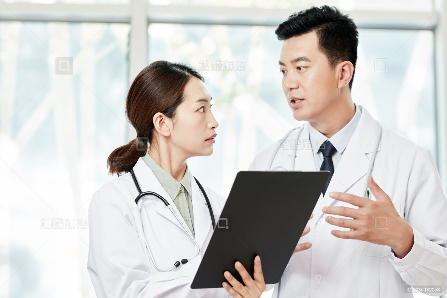 医生在交流工作